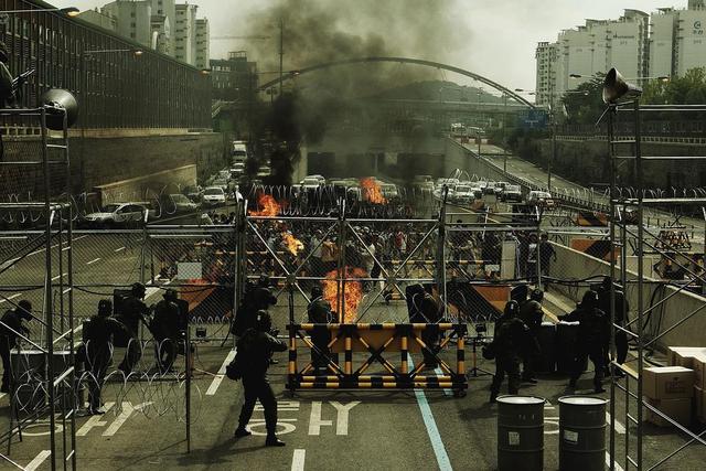 韩国爆发《流感》病毒，经飞沫传播，引发一场可怕的封城风波。