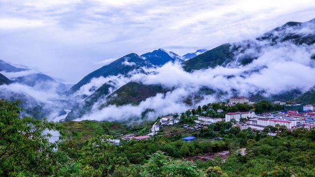 全国最后一个通公路的县，吸引很多驴友，晚上八点后禁止出门