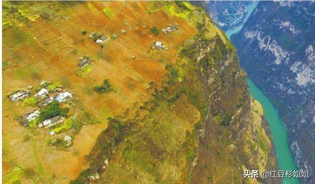 四川一个矗立悬崖顶400年的村子，不通公路，很多人一生没下过山