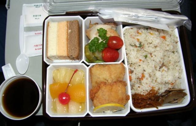 在朝鲜坐飞机，可以吃到哪些美食？看来看去盒饭最好
