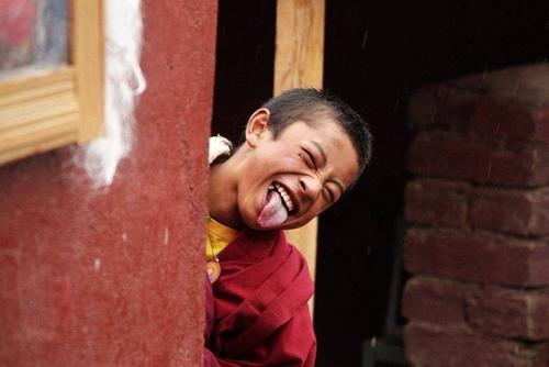 在西藏旅游，如果遇到藏民向你吐舌头你该怎么办？