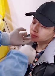 男星打哈欠致下巴脫臼!半夜找醫生掰回來,眼角泛淚骨頭咯咯響