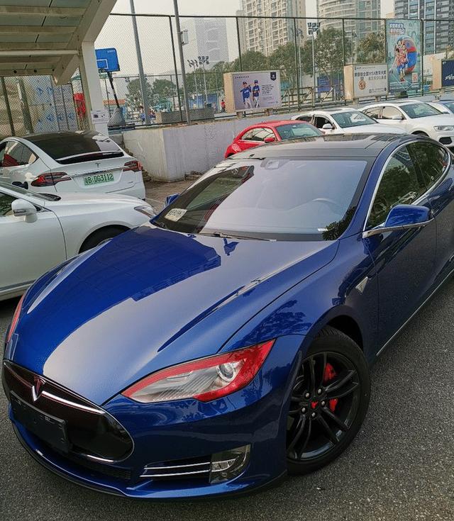 嫂子刚刚提了一台特斯拉model s，坐上车的那一刻，我心动了