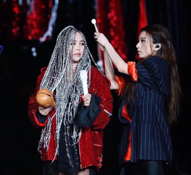 张惠妹胖到失控！红西装都快塞不下200斤，方便面长发土味十足