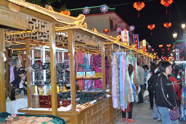 繁华的敦煌夜市（图）