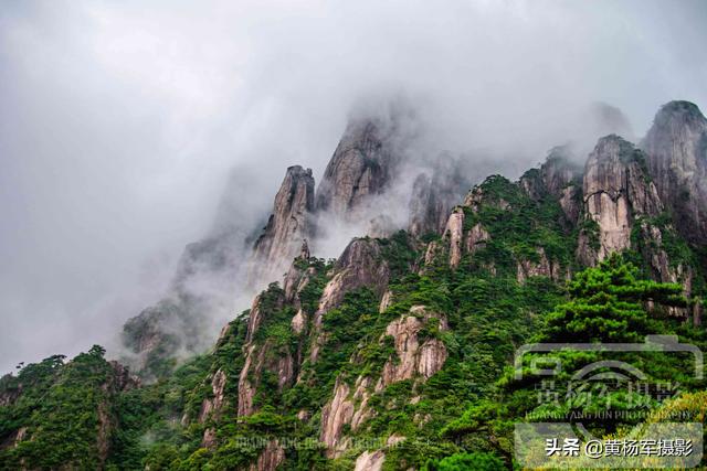 上饶市玉山县三清山的秀美，雨雾中的风景就像仙境一样，看看怎样