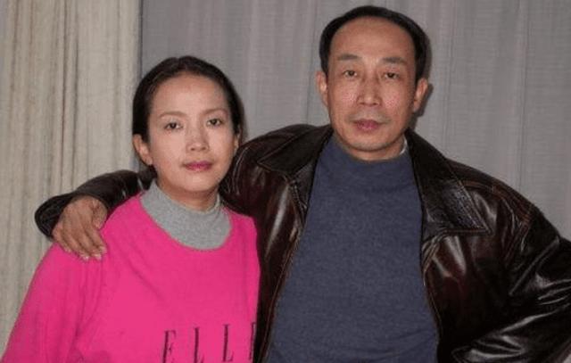 头婚被张丰毅抛弃，二婚丈夫酒店猝死，55岁时与儿子断绝母子关系