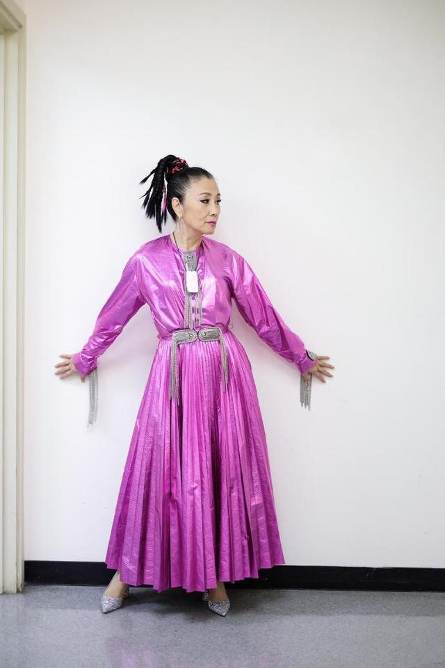 汪明荃不服老！72岁年龄捯饬成27岁，玫红百褶裙+脏辫马尾太疯狂