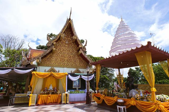 泰国最“传奇”的寺庙，由白象选址皇室出资，因有两条神龙的得名