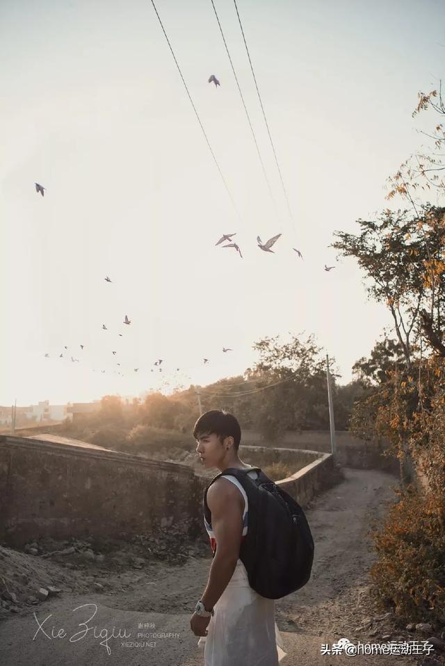 旅行中的肌肉男，又帅身材又好！真是一道惹眼的风景