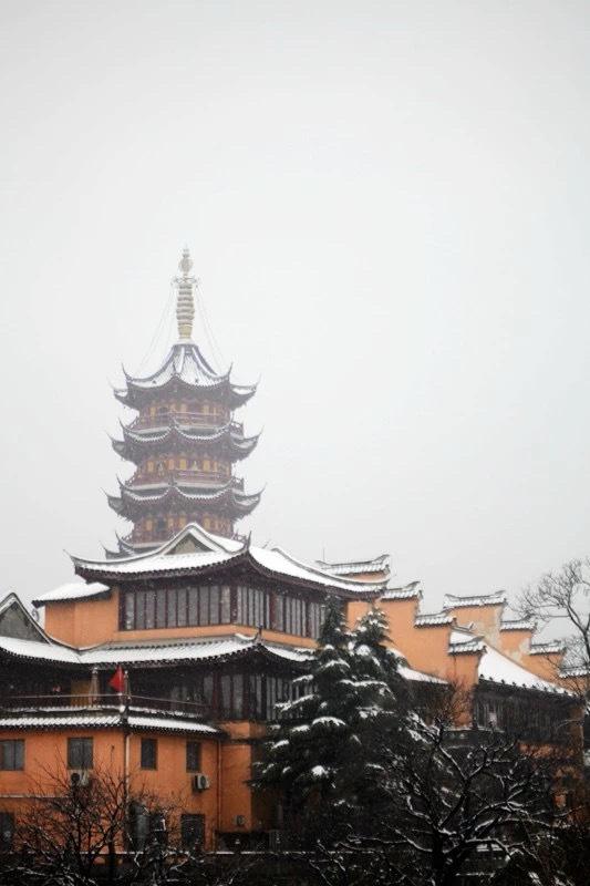 雪夜的鸡鸣寺，静逸安宁，有种穿越的感觉！