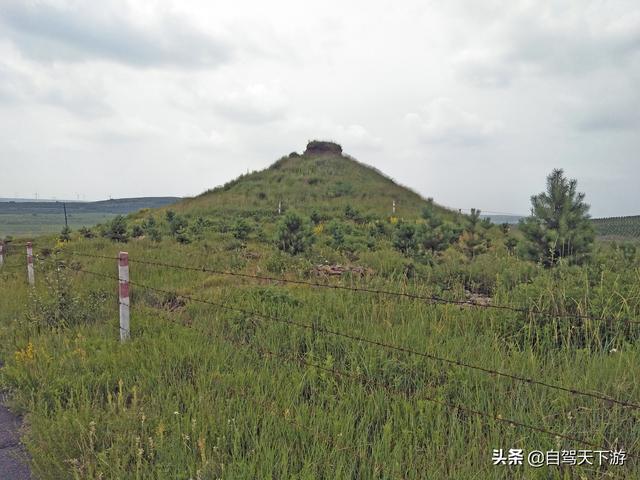 草原天路分东线和西线。西线风光其实不输东线。路更陡，风光更野