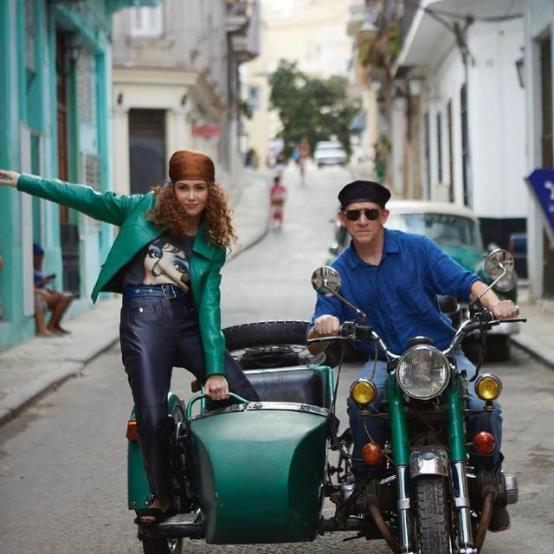 昆淩父女首次合體拍大片超養眼!外國老爹撞臉吳彥祖,顔值太高了