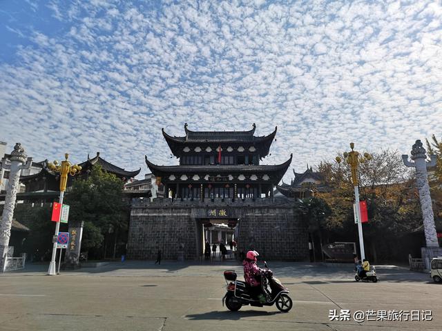 黄山与杭州交界有个县城，距今2000多年历史，是徽州文化的发源地