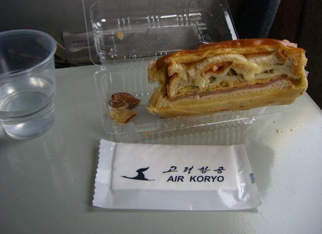 在朝鲜坐飞机，可以吃到哪些美食？看来看去盒饭最好