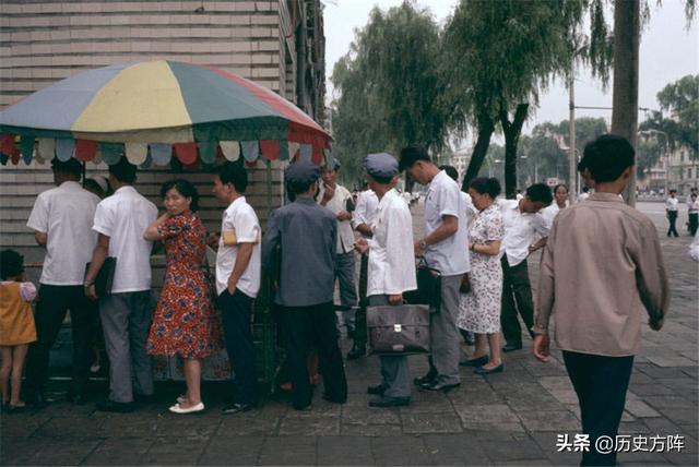 80年代初，朝鲜平壤街头民情生活老照片