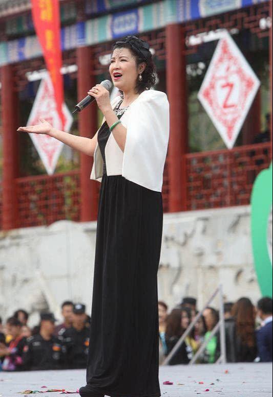 54岁杭天琪风采依旧，穿粉裙温柔甜美，重现25岁温婉风貌