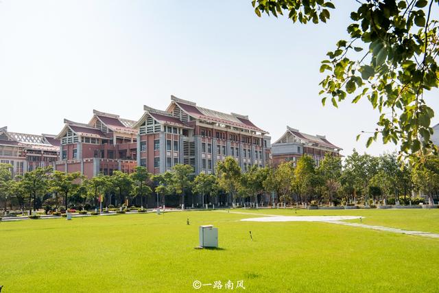 厦门最早的高校，不是厦门大学，绿色花园景色迷人