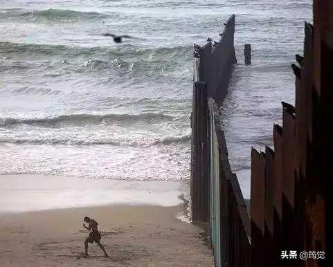 实拍美国墨西哥边境线的围栏，形同虚设