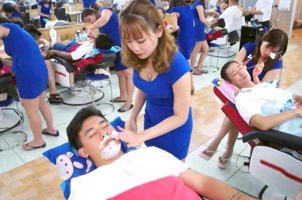 男游客只为理发排队到天黑？导游：80块服务一条龙