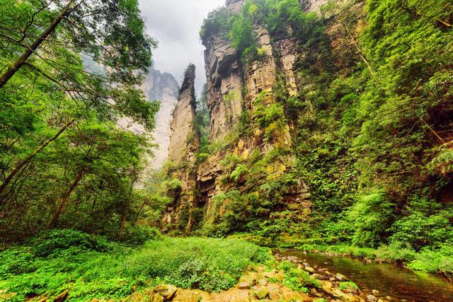 万米雄关云淡淡、百里峡谷意绵绵