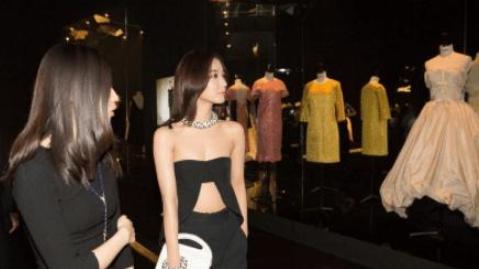 当35岁王珞丹撞上36岁谭卓，仅相差1岁，看起来却像两代人