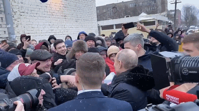 普京叫停车队，亲切问候街边欢迎民众：天太冷，小心别冻坏了