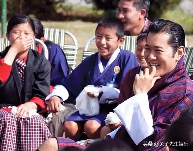 40岁不丹国王恋上佩玛姐妹俩，一个被封为王后，一个成了前女友