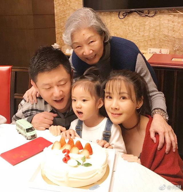 何琳自制蛋糕为女儿庆祝5岁生日，婆婆竟是老戏骨吕中