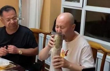 國家一級演員騰格爾爲喝酒賣血,老婆離去,女兒與世長辭後醒悟