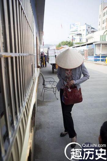 早上忙碌在中越边境上的妇女们：流莺随处可见