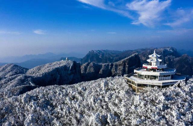 张家界天门山雪景：因为冠状病毒大家都宅在了家，可惜了美景