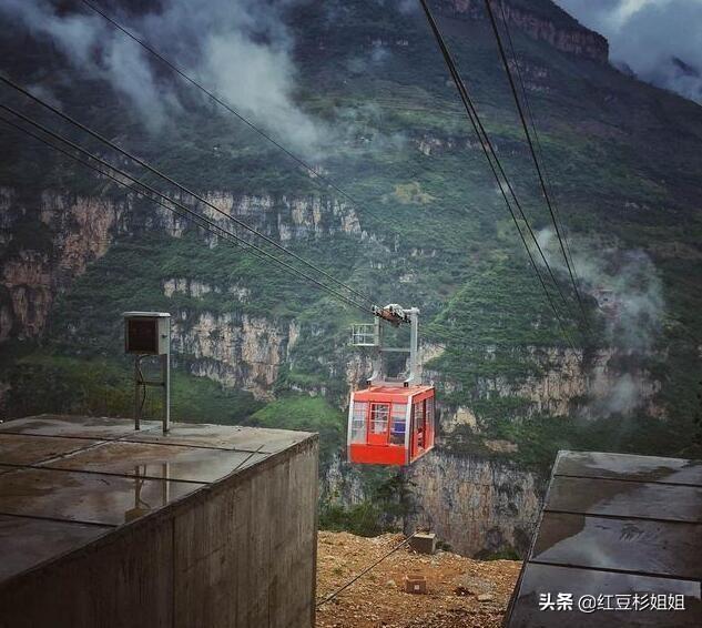 四川一个矗立悬崖顶400年的村子，不通公路，很多人一生没下过山