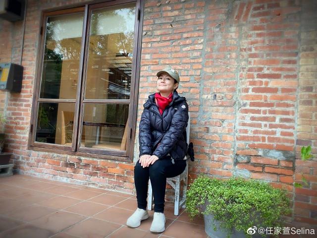 Ella3岁儿子给任家萱拍大片，网友：摄影师是腿控吗