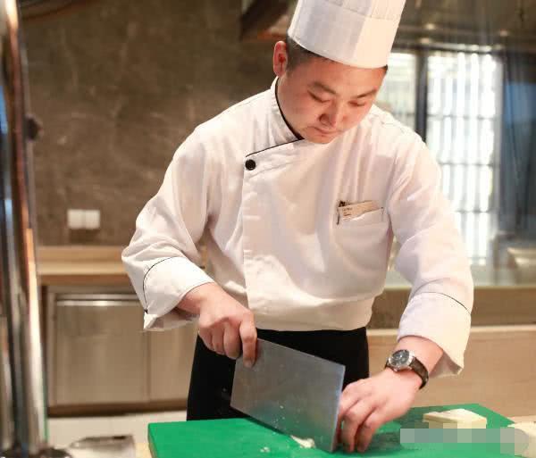 日本一級廚師將豆腐切成“菊花”，中國廚師：來看看“蒲公英”