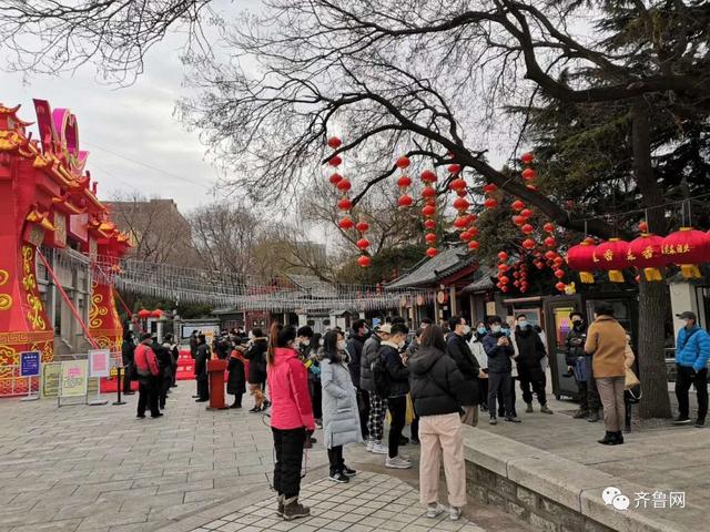 济南趵突泉开园现场：20名游客进入，记者比游客还多