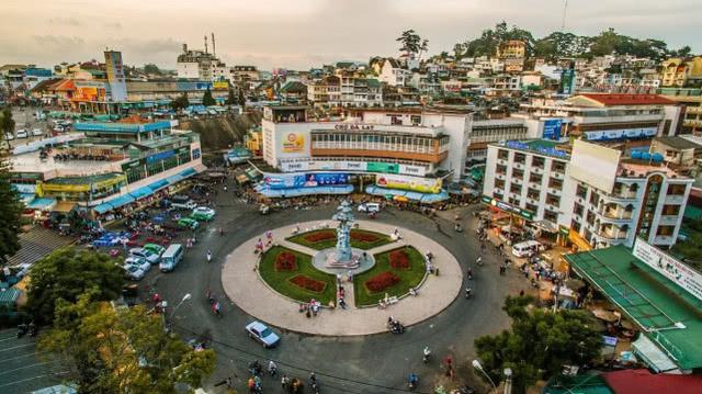 男游客只为理发排队到天黑？导游：80块服务一条龙