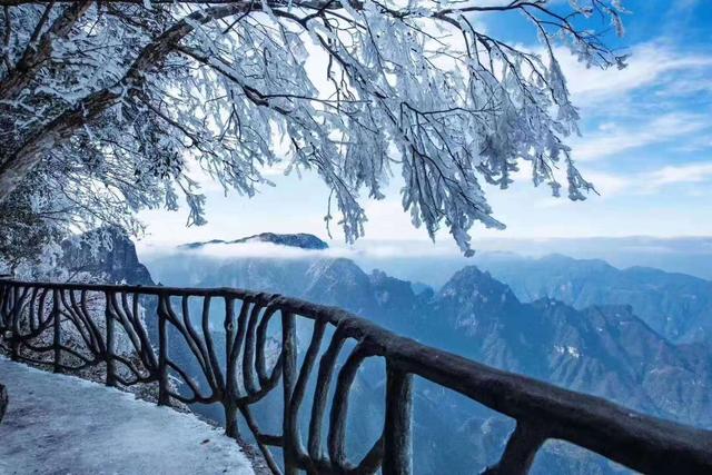 张家界天门山雪景：因为冠状病毒大家都宅在了家，可惜了美景