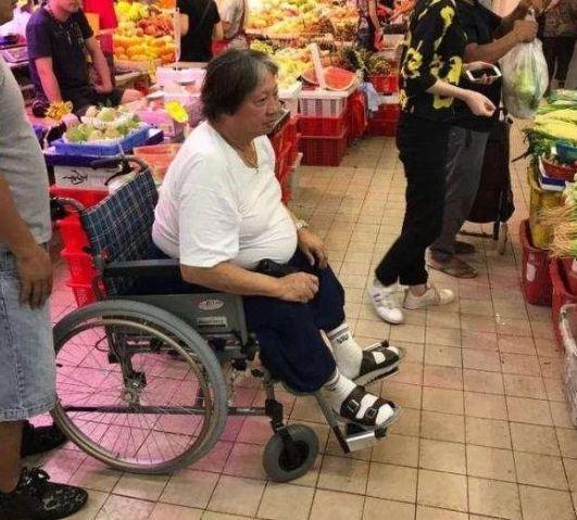 洪金宝近照面容憔悴，靠轮椅出行，和53岁妻子如同两代人
