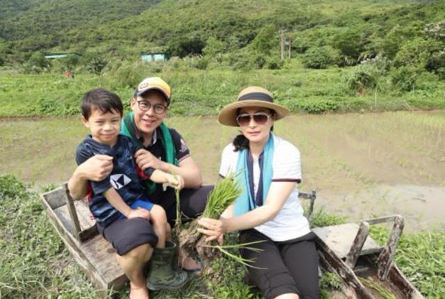 郭晶晶穿着遭争议, 800元包包好几个, 北京独栋别墅价格公开!