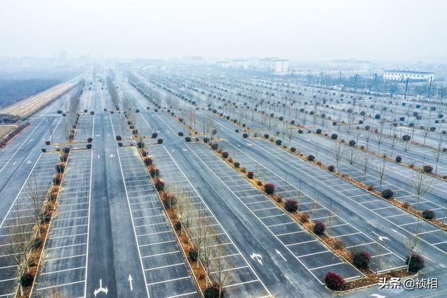 陕西农村停车场可停万辆车 正月期间空荡荡 往年密密麻麻的车没了