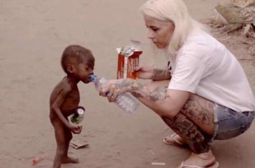 曾經在路邊討水喝的“非洲小孩”，被女記者收養後，如今過得怎樣