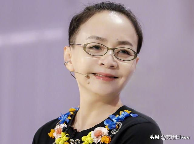 59岁宋丹丹真豁得出去，穿贵妇装模仿“公鸡下蛋”，同龄女星少见