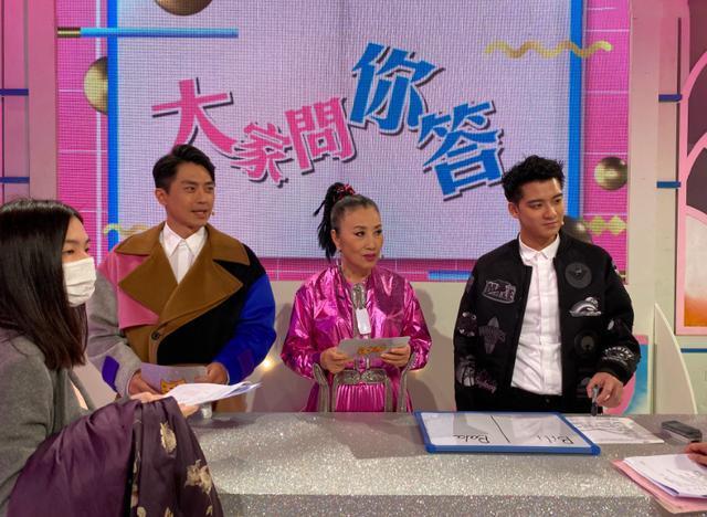 汪明荃不服老！72岁年龄捯饬成27岁，玫红百褶裙+脏辫马尾太疯狂