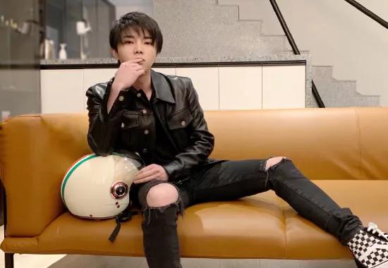 华晨宇蝉联冠军被中国作家怒怼限你三个月戒掉烟瘾否则逐出娱乐圈