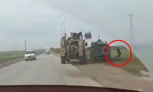 到底谁负全责？美俄军车公路上相撞剐蹭，俄军装甲车被挤到路边