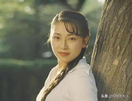 李连杰和59岁前妻黄秋燕拍合照，为避免利智吃醋，她故意站最边上