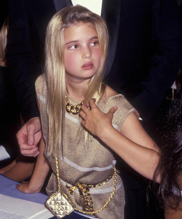 伊萬卡10歲時就是小名媛！穿小金裙背菱格紋包超美，確實沒整過容