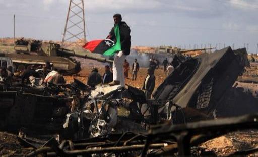 卡扎菲被人击毙之前，逃亡之路太狼狈