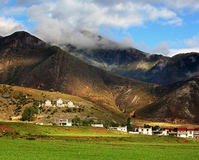 川藏线上驴友众多，为何穷游女更容易搭车，司机：他们“懂规矩”